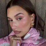 Hailey Bieber con una de las tendencias de maquillaje del verano 2025.