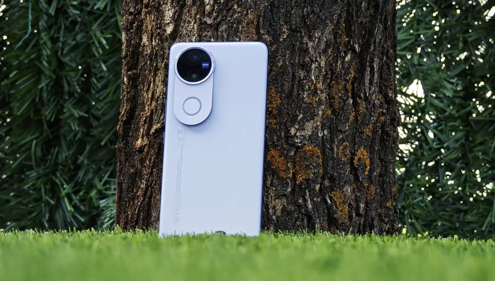 La parte trasera del vivo V50 5G en color violeta