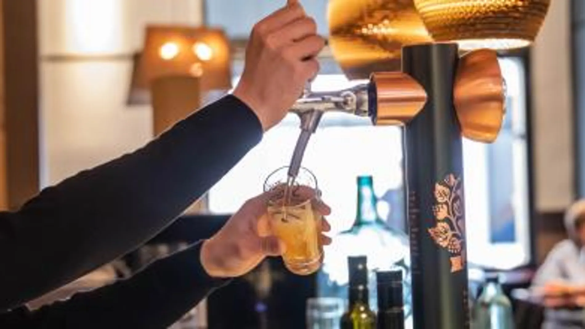 Intenta matar a cuchilladas a una camarera tras discutir por el precio de una copa