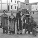 Milicianos republicanos disfrazados con vestiduras religiosas tras el saqueo de una iglesia en un pueblo aragonés
