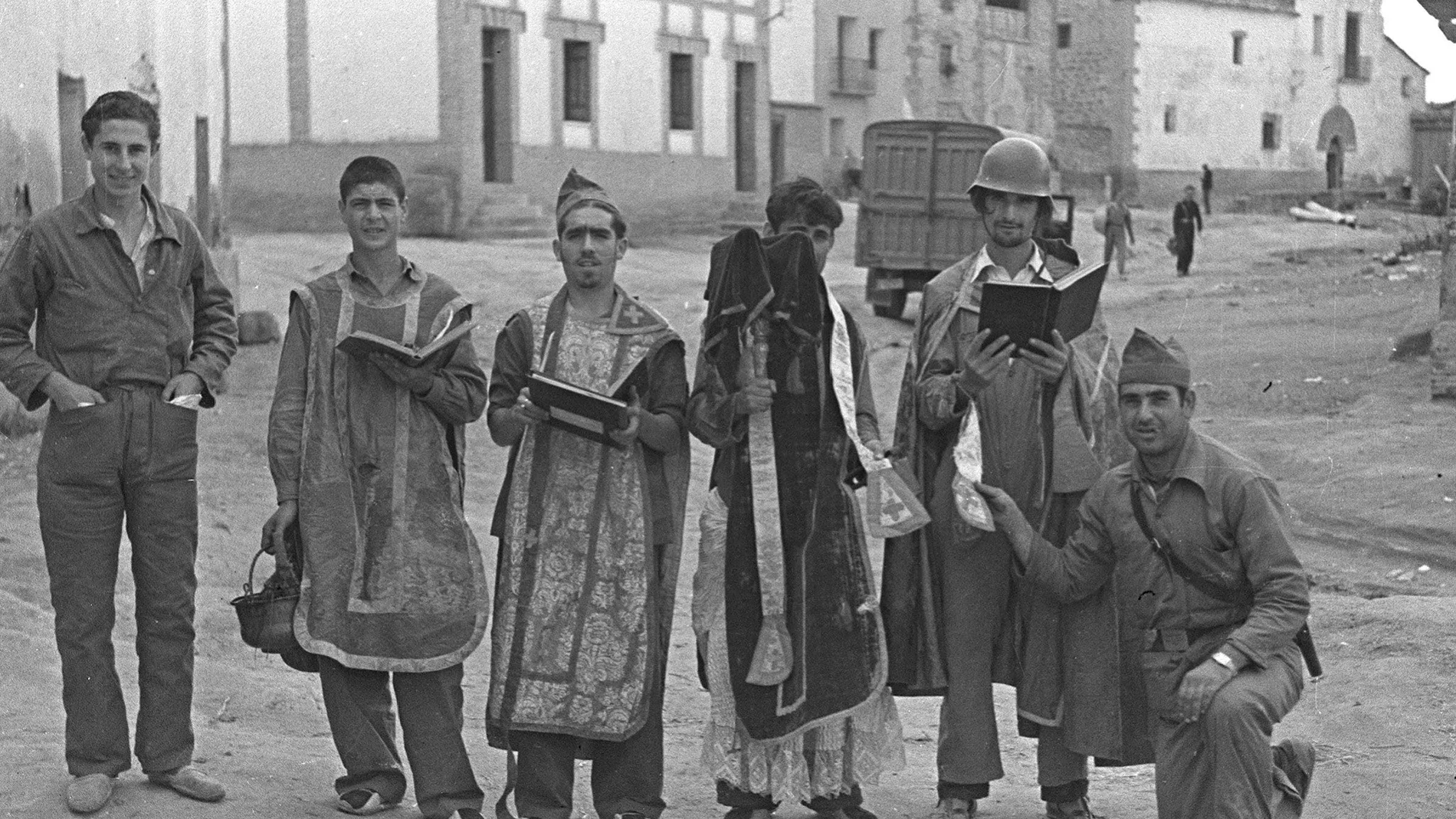 Milicianos republicanos disfrazados con vestiduras religiosas tras el saqueo de una iglesia en un pueblo aragonés