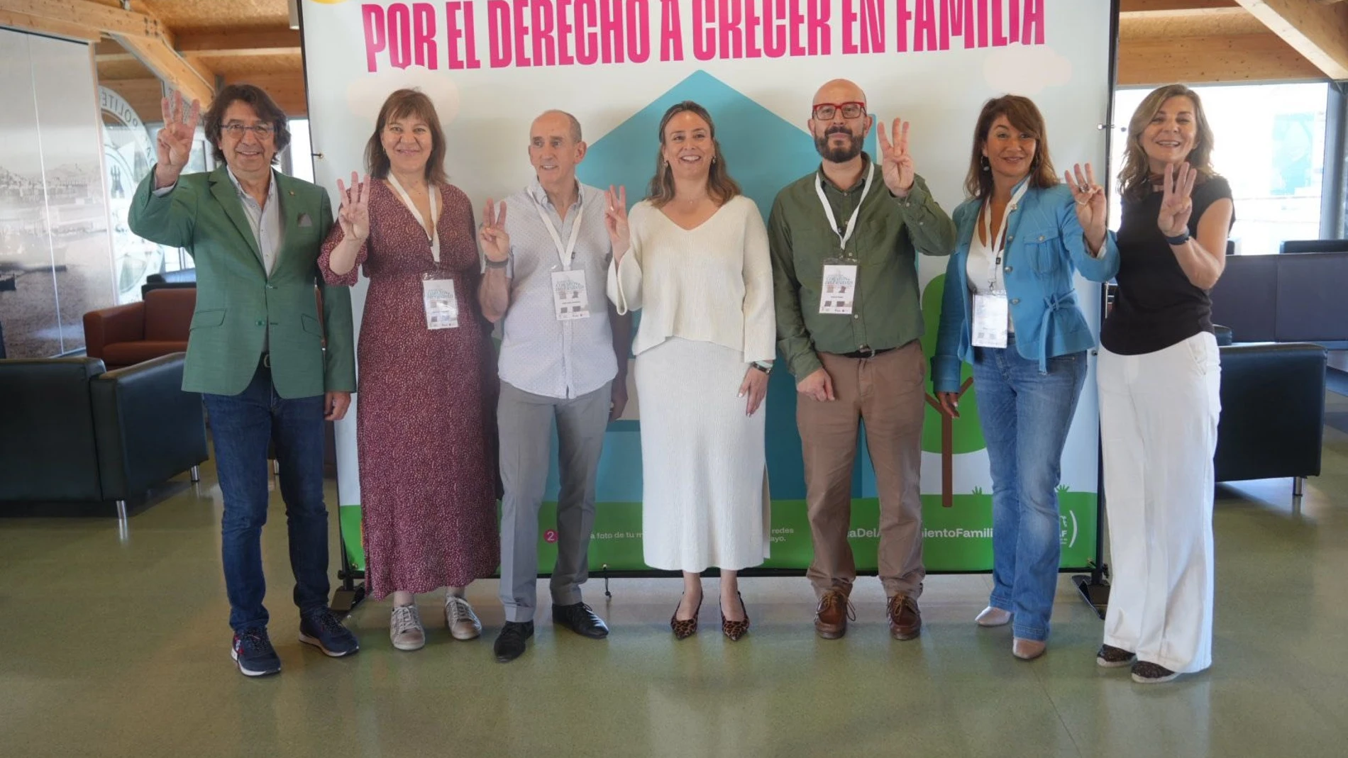La consejera de Política Social, Familias e Igualdad, Conchita Ruiz, y la concejala de Bienestar Social del Ayuntamiento de Cartagena, Cristina Mora, junto a representantes deAFAMU y ASEAF, durante el Encuentro Nacional de Familias de Acogida Carme Ripollés / Europa Press 24/05/2025