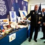 El jefe Superior de de la Policía Nacional en Castilla y León, Juan Carlos Hernández Muñoz, muestra el alijo al delegado del Gobierno, Nicanor Sen,