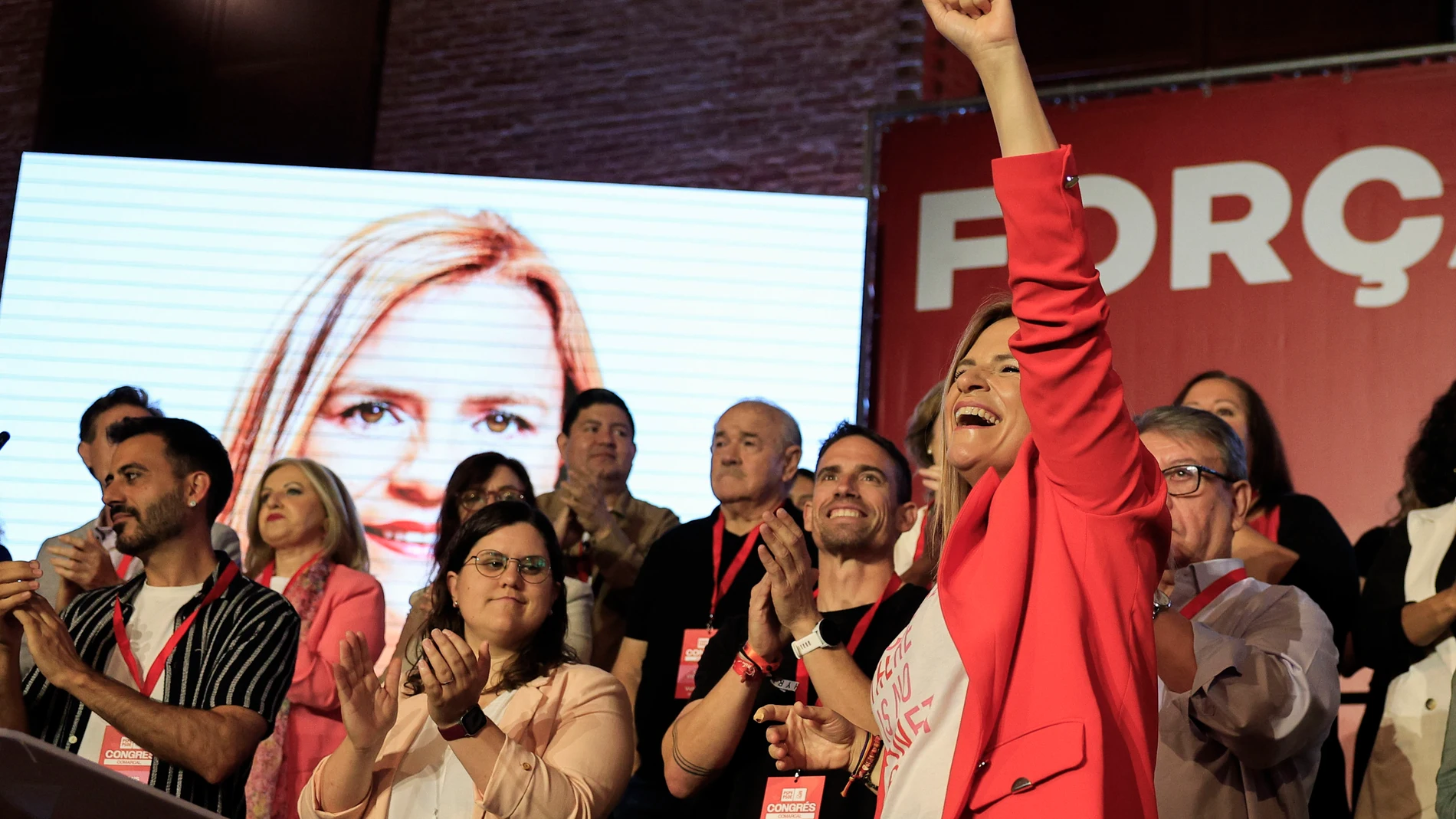 VALENCIA, 24/05/2025.- La nueva secretaria general de los socialistas de la ciudad de València, la delegada del Gobierno en la Comunitat Valenciana, Pilar Bernabé, saluda a los asistentes durante la inauguración del XV congreso del PSPV-PSOE de la ciudad de València, que aprobará sus propuestas para dar respuesta a la crisis de la vivienda, luchar contra el desempleo y adaptarse al cambio climático, este sábado en Valencia. EFE/ Kai Forsterling