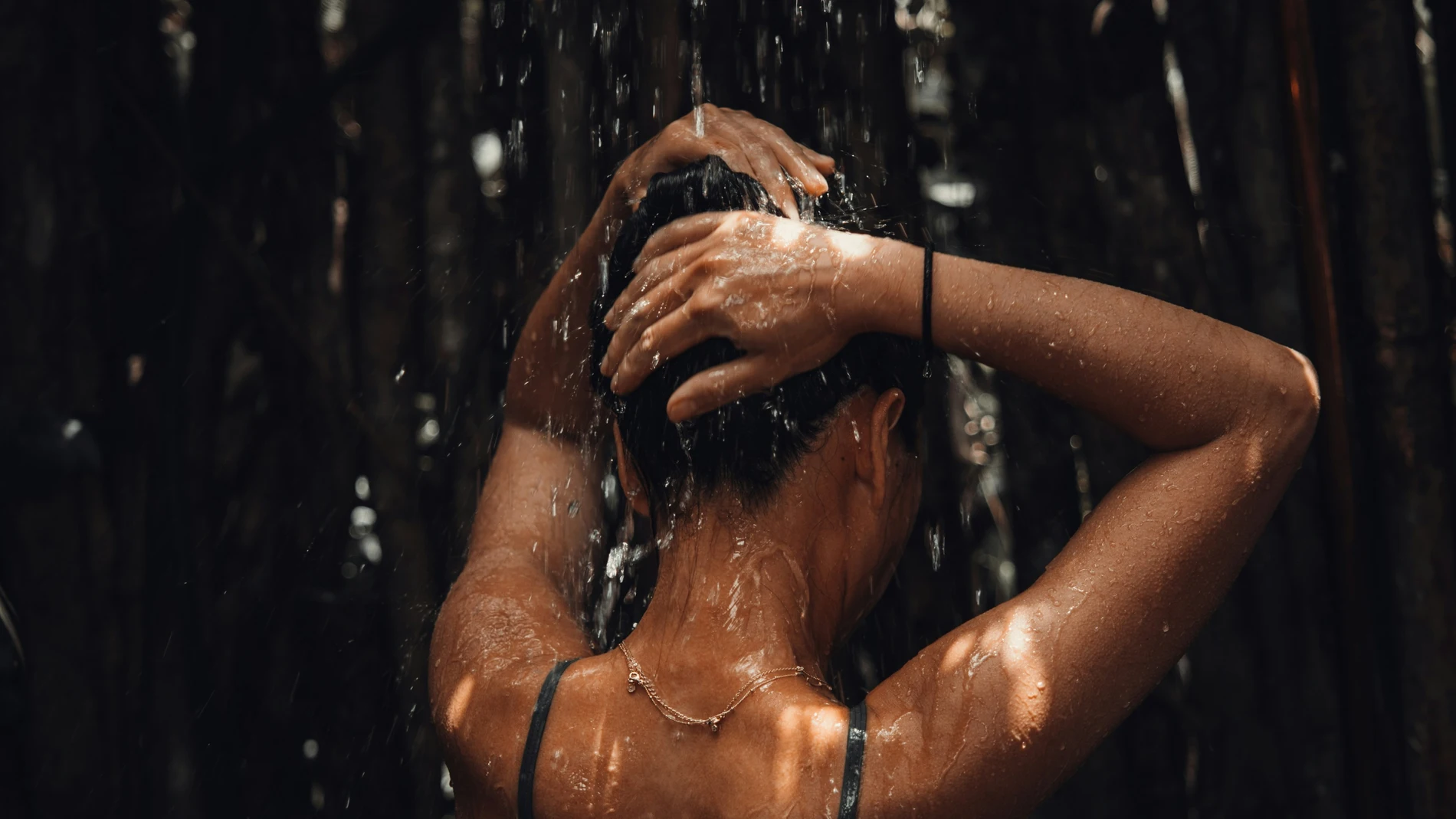 La ciencia inclina la balanza hacia las duchas matutinas por razones microbiológicas