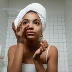 Mujer haciéndose la rutina facial. 