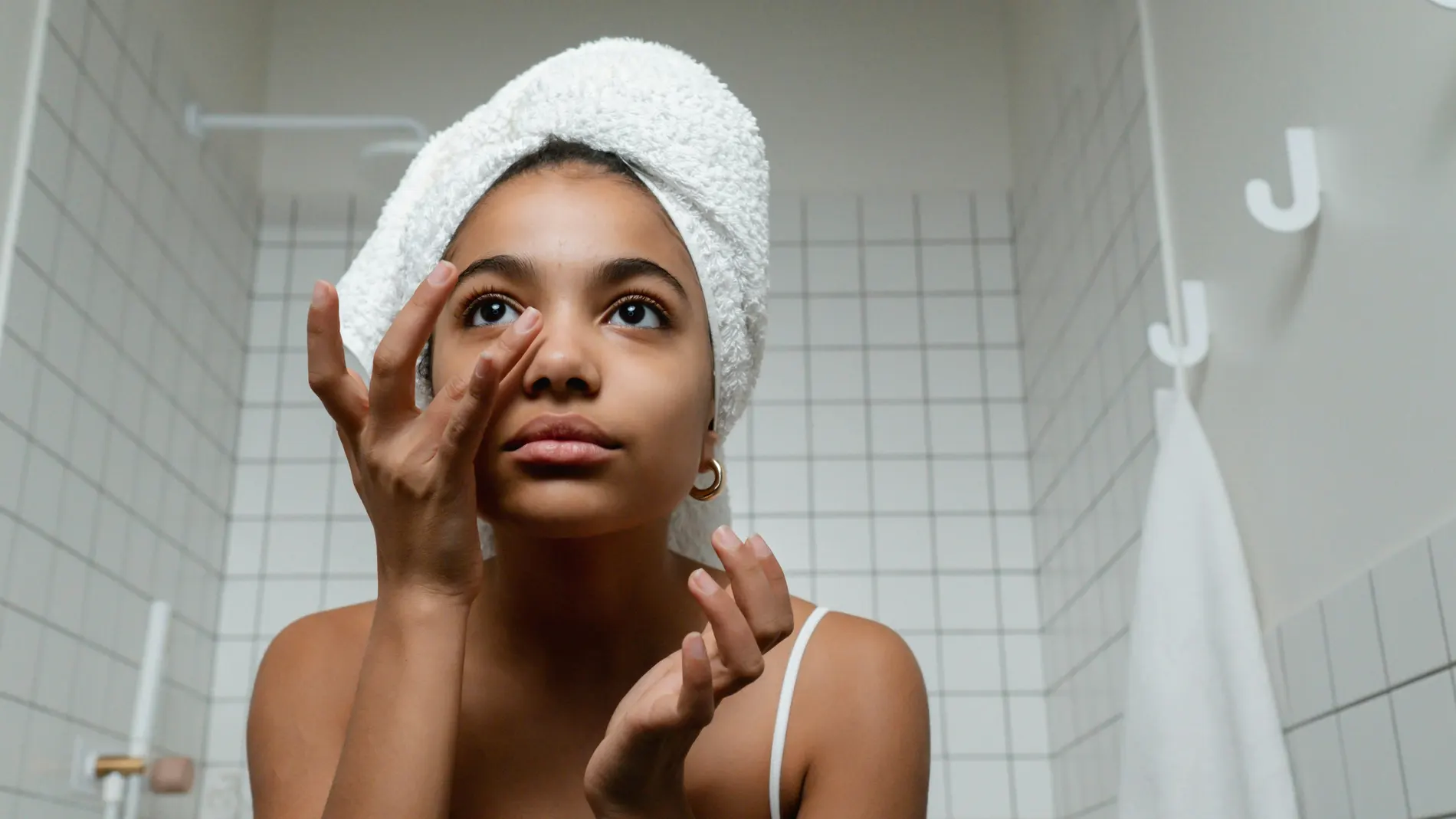 Mujer haciéndose la rutina facial.
