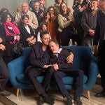 La familia de Salgado unida en la primera exposición de su hijo Rodrigo