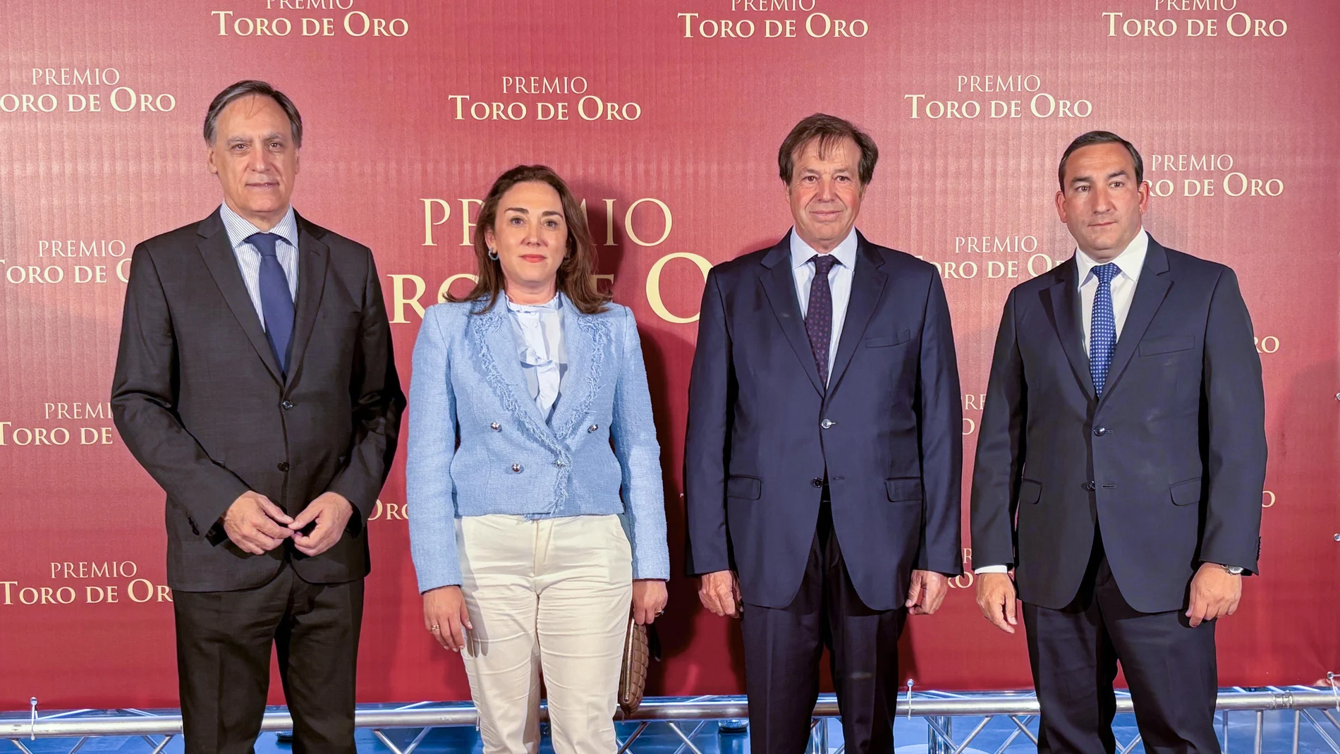 González Corral y García Carbayo durante la entrega del premio 'Toro de Oro' a Justo Hernández, responsable del hierro Garcigrande al que pertenecía ‘Querido’, el astado reconocido por el jurado como el mejor de la Feria de Salamanca 2024