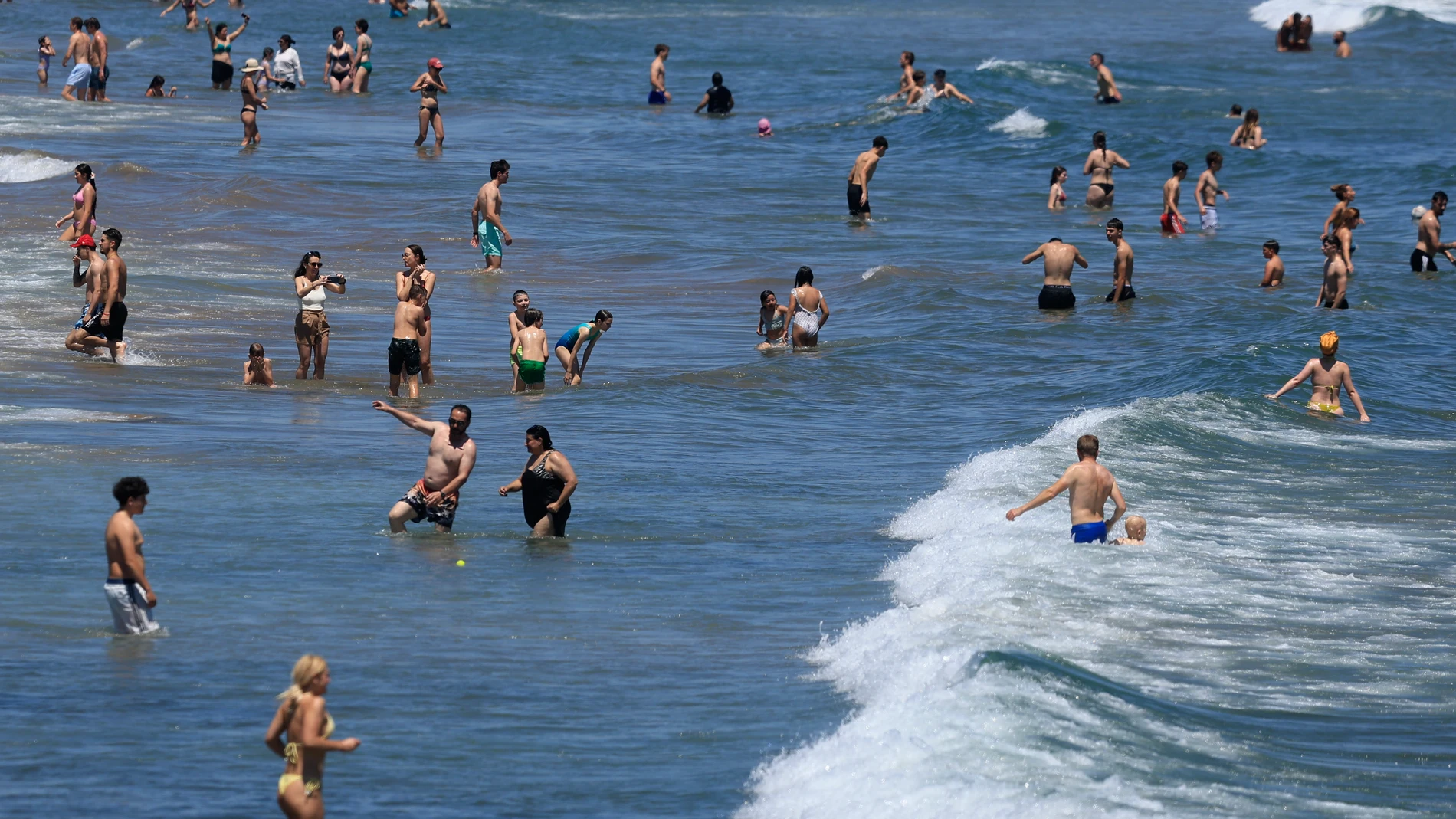 VALENCIA, 25/05/2025.- Cientos de personas se han acercado a la playa de la Malvarrosa de Valencia, para disfrutar de las altas temperaturas registradas este domingo. EFE/ Kai Forsterling