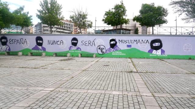 Nuevo acto vandálico en el mural feminista de León con una pintada en la que se lee "España nunca será musulmana"
