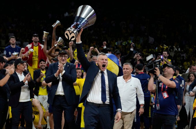 Jasikevicius, entrenador del Fenerbahçe, levanta el trofeo de campeón de la Euroliga