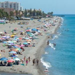 Personas disfrutando de la playa de Salobreña, en Granada