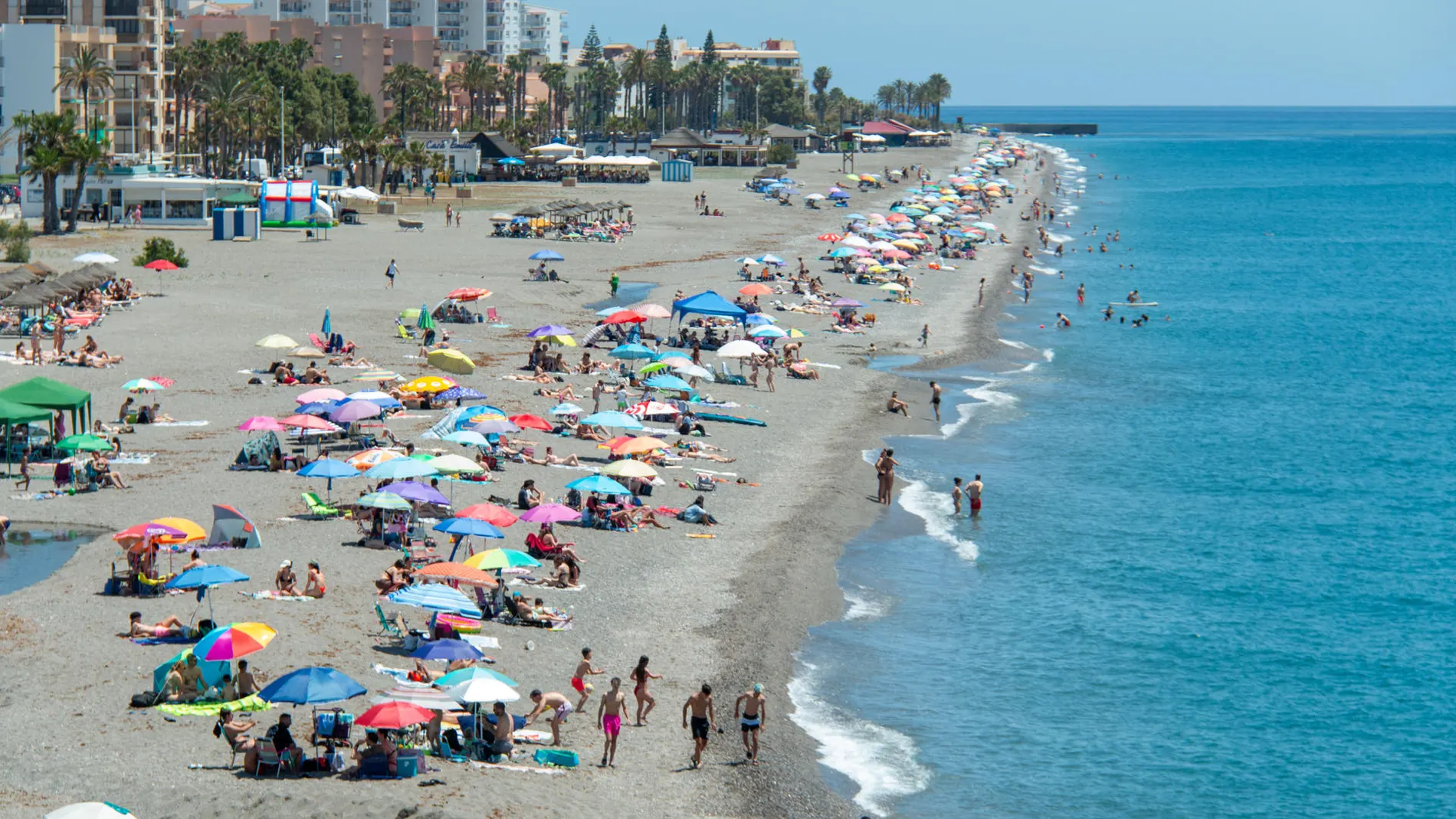 Personas disfrutando de la playa de Salobreña, en Granada