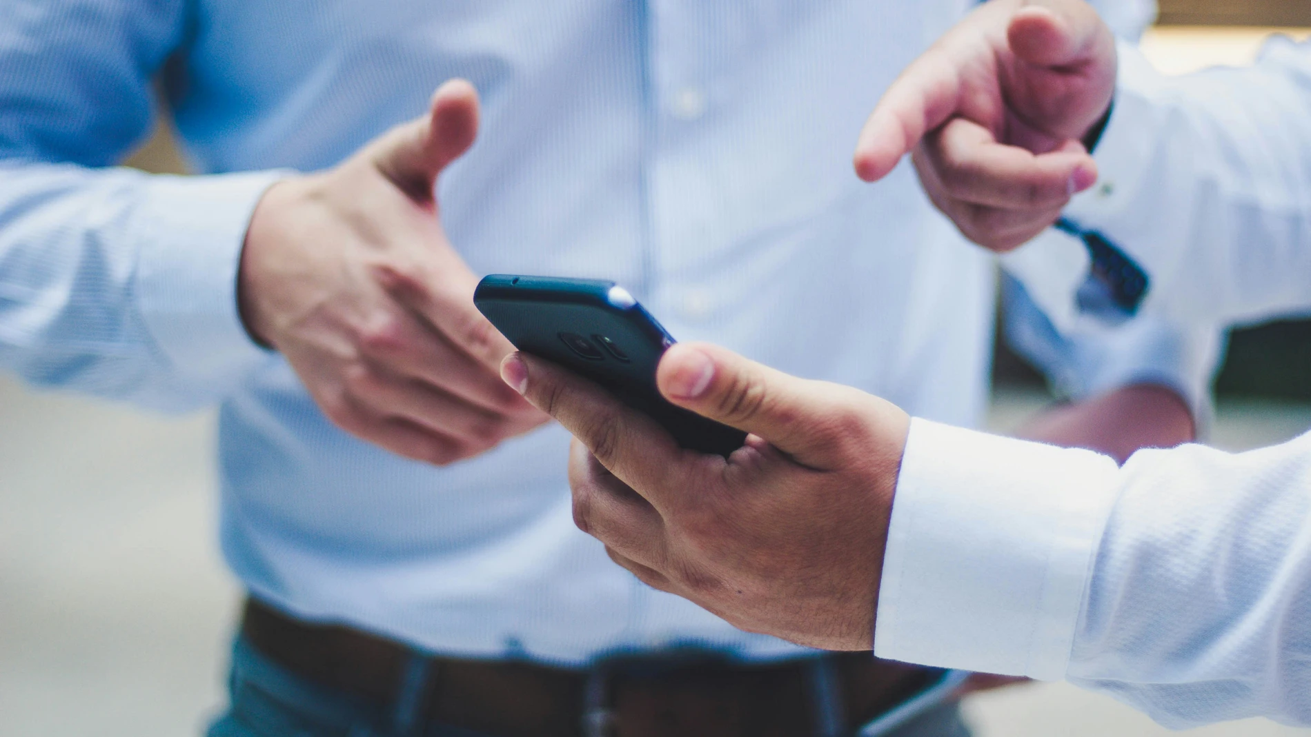 Un abogado laboralista tajante sobre los grupos de whatsapp en el trabajo