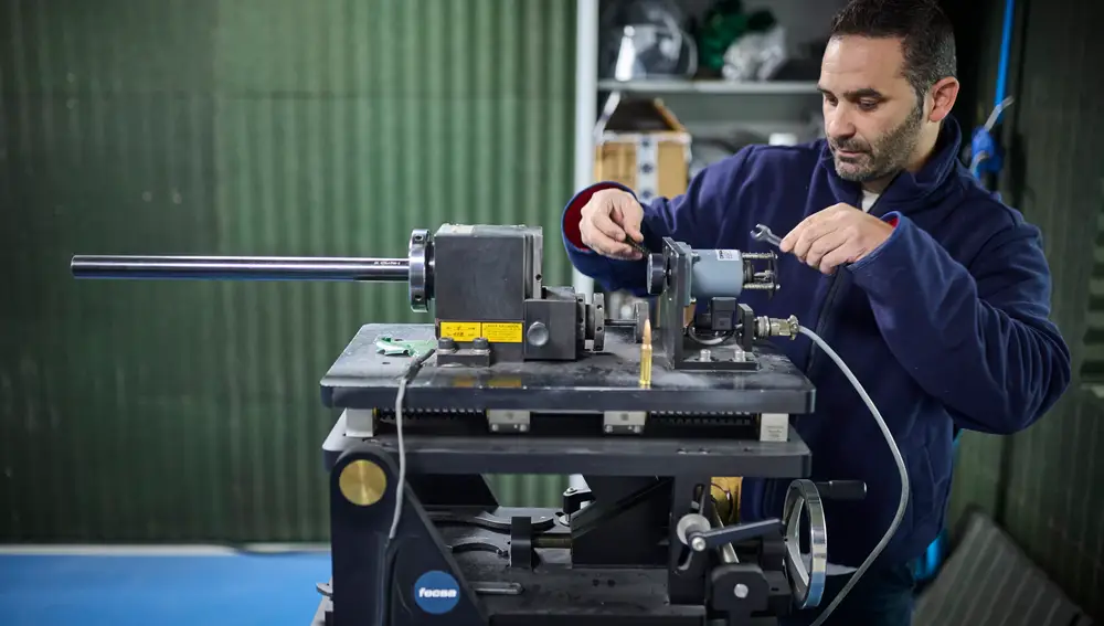 Reportaje en la empresa FECSA, fundada en 1934 cuenta con más de 90 años de experiencia en la fabricación y suministro de productos textiles técnicos para el sector del laboral y militar. Son líderes en el desarrollo tecnológico de productos de protección y seguridad, y en la construcción de chalecos antibalas