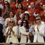 Xisca Perelló con su hijo en el homenaje a Rafa Nadal en Roland Garros.