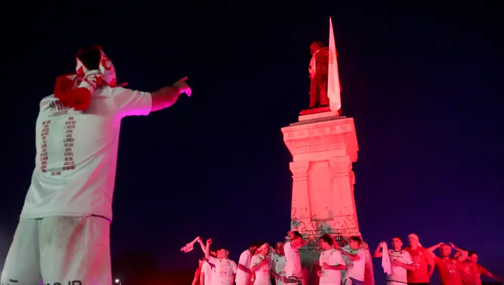 Los jugadores celebran el ascenso junto a la fuente de Guzmán