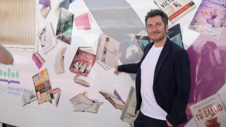 Carlos del Amor posando frente al vag&oacute;n del Tren de la Cultura