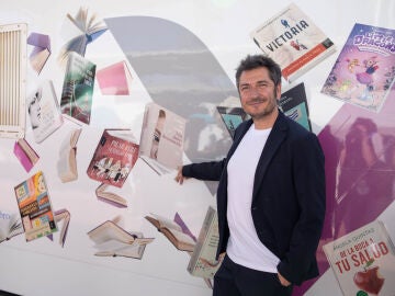 Carlos del Amor posando frente al vag&oacute;n del Tren de la Cultura