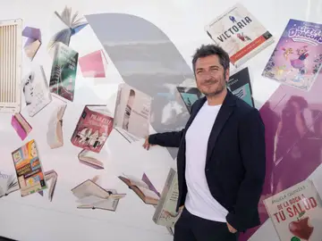 Carlos del Amor posando frente al vagón del Tren de la Cultura Carlos del Amor posando frente al vagón del Tren de la Cultura