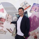 Carlos del Amor posando frente al vag&oacute;n del Tren de la Cultura