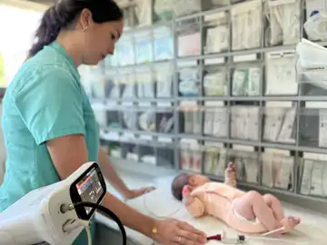 Enfermera del Materno-Infantil Quironsalud realiza un cribado cardiopatías Enfermera del Materno-Infantil Quironsalud realiza un cribado cardiopatías