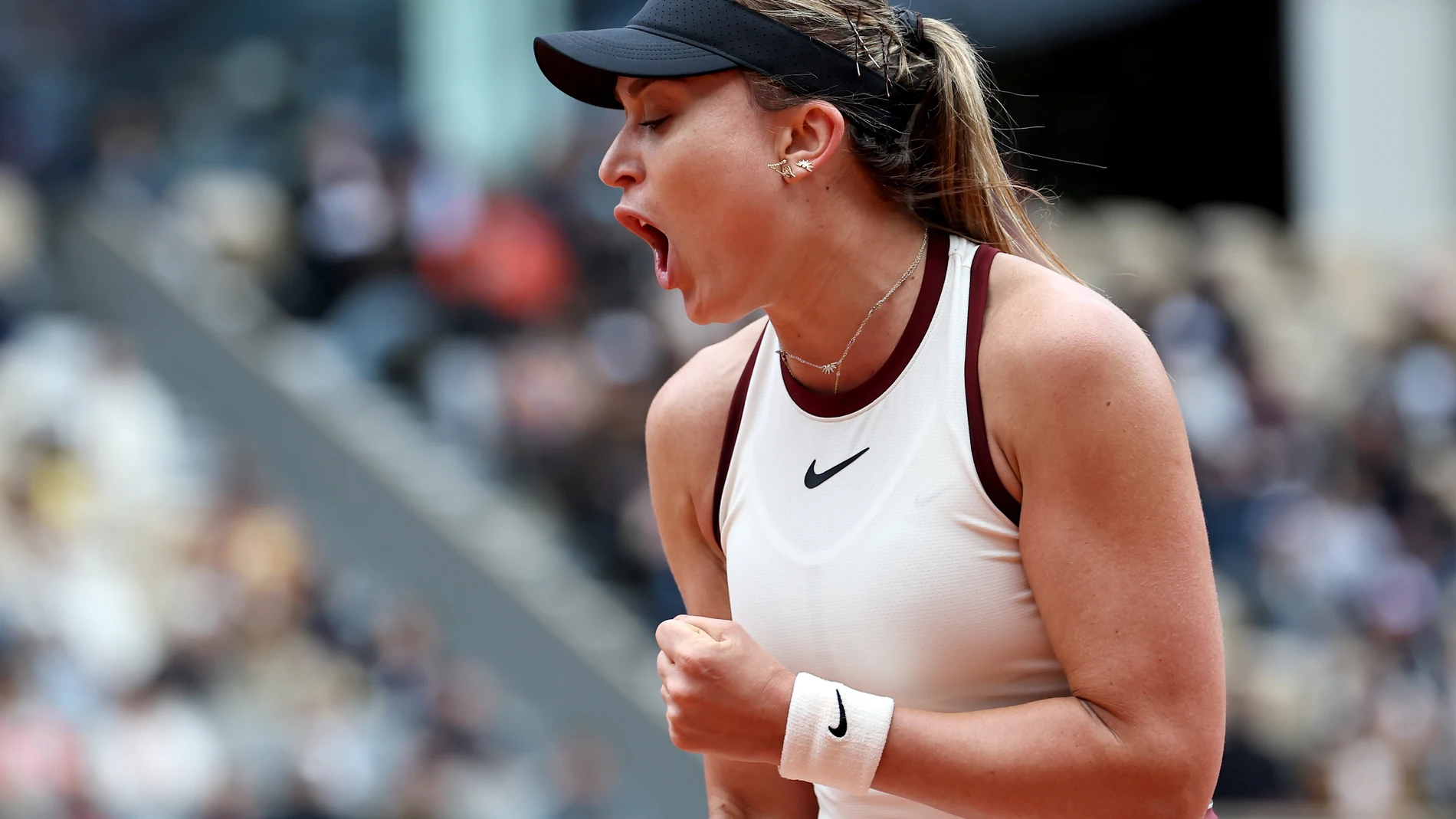 PARIS (France), 26/05/2025.- Paula Badosa of Spain celebrates a point during her Women's 1st round match against Naomi Osaka of Japan at the French Open Grand Slam tennis tournament at Roland Garros in Paris, France, 26 May 2025. (Tenis, Abierto, Francia, Japón, España) EFE/EPA/CHRISTOPHE PETIT TESSON