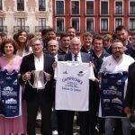 Carnero y su corporación municipal posan con la camiseta de campeones de la Copa del Rey junto a jugadores, cuerpo técnico y directivos del VRAC