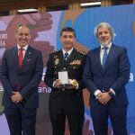 El decano del ICAM, Eugenio Ribón, (izquierda) en la entrega de la medalla de la hermandad de la Abogacía de Madrid al comisario Manuel Soto Seoane (centro)