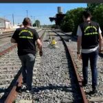 Guardias civiles examinan la vía férrea