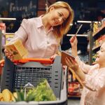 Si todavía escribes listas de compras en papel en lugar de usar tu teléfono, la psicología dice que tienes estas 7 cualidades distintivas