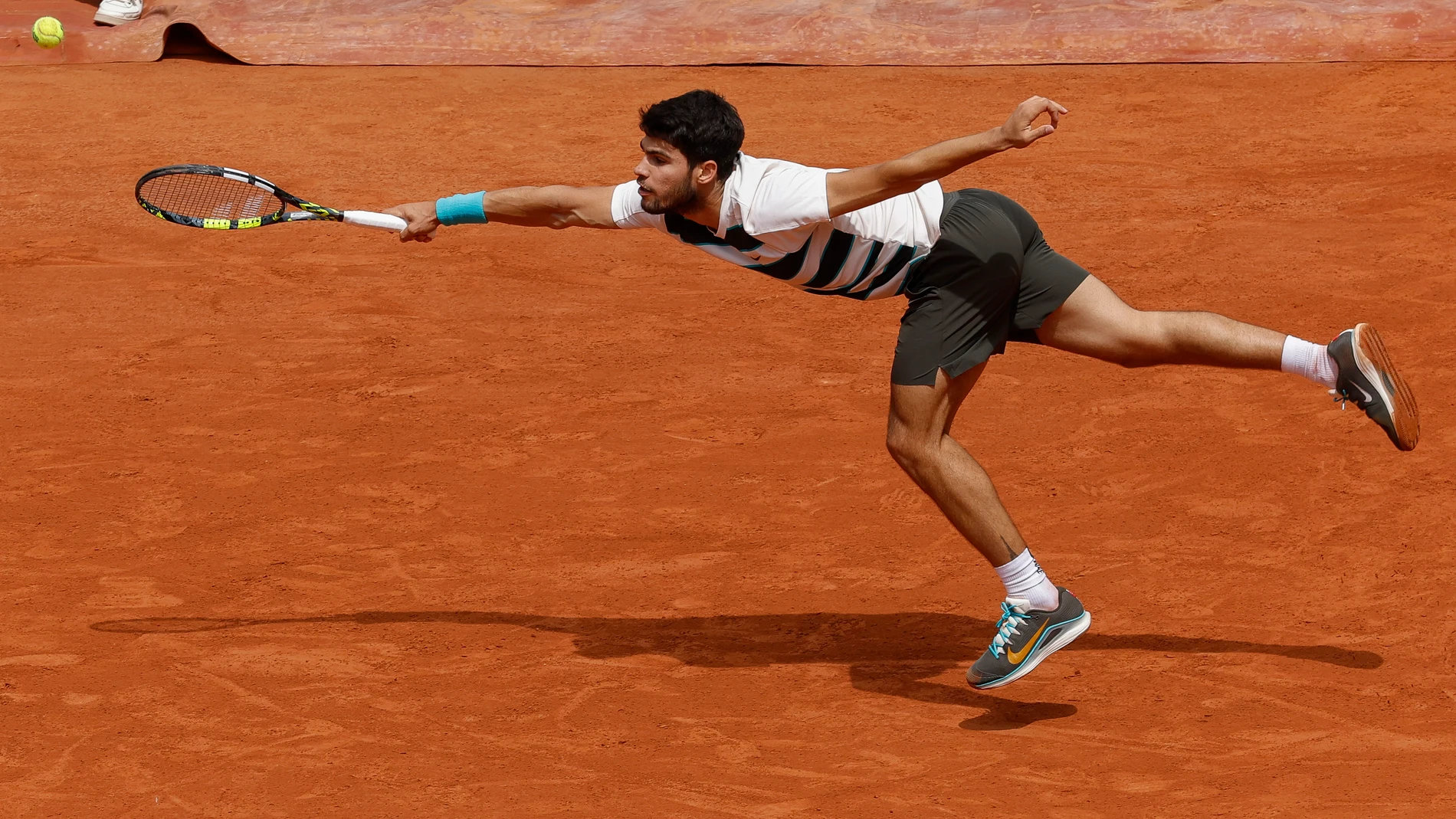 26 May 2025, France, Paris: Spanish tennis player Carlos Alcaraz in action during the tennis Grand Slam of Roland Garros 2025 match against Italian tennis player Giulio Zeppieri. Photo: Loic Baratoux/ZUMA Press Wire/dpa Loic Baratoux/ZUMA Press Wire/dp / DPA 26/05/2025 ONLY FOR USE IN SPAIN