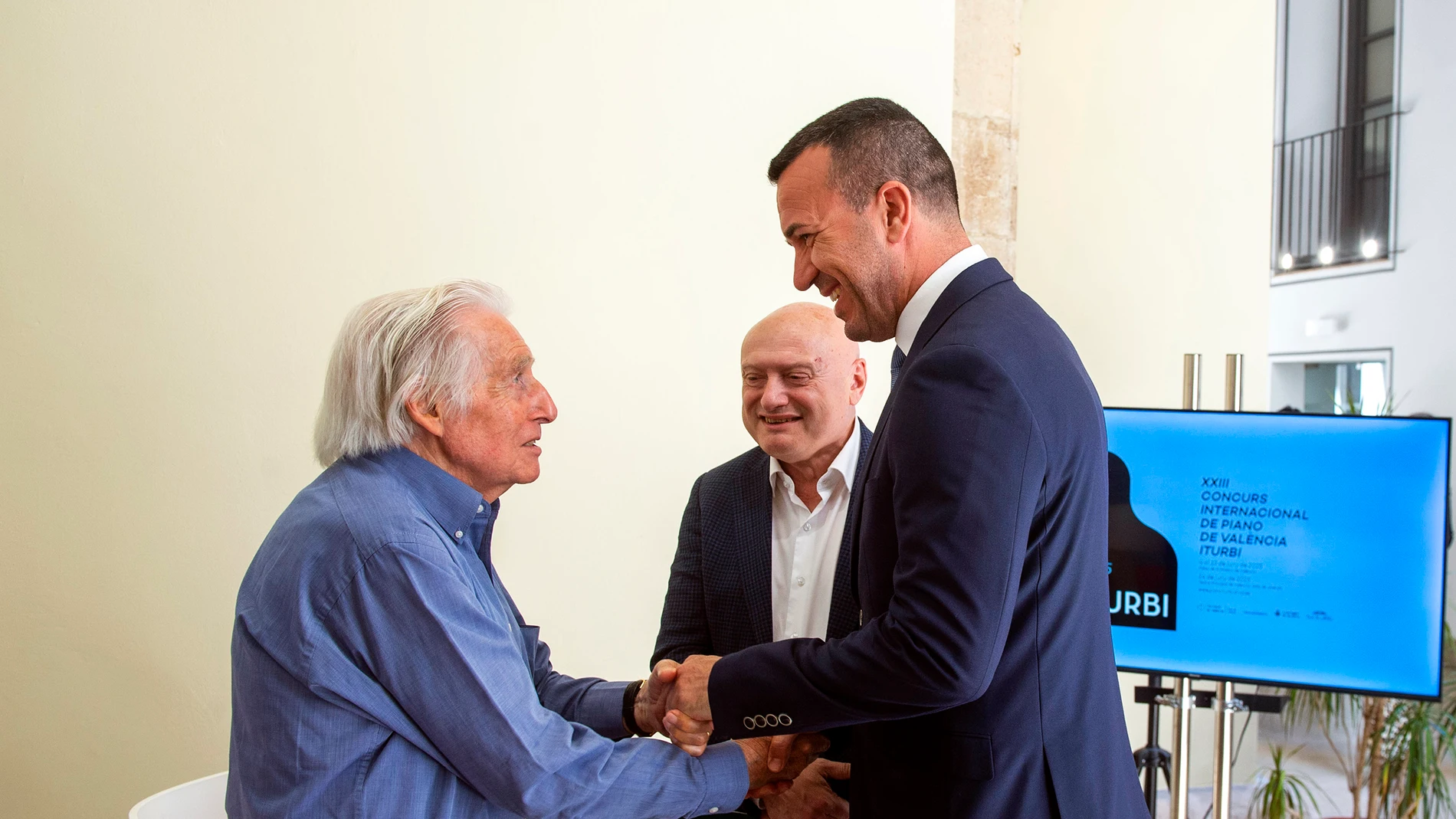Vicent Mompó y Paco Teruel junto a Joaquín Achúcarro