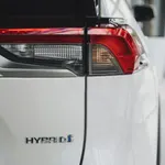 ¿Cuánto duran las baterías de los coches híbridos? Los fabricantes responden