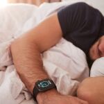 Estos son los cuatro momento del día en los que te debes quitar el reloj inteligente según los expertos