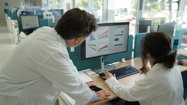 La doctor Tur, junto al doctor Montalbán, haciendo uso de la herramienta