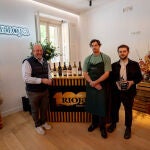 Fernando Ezquerro (presidente del Consejo), el chef australiano James Henri y el sumiller de Le Doyenné, Romain Rieu