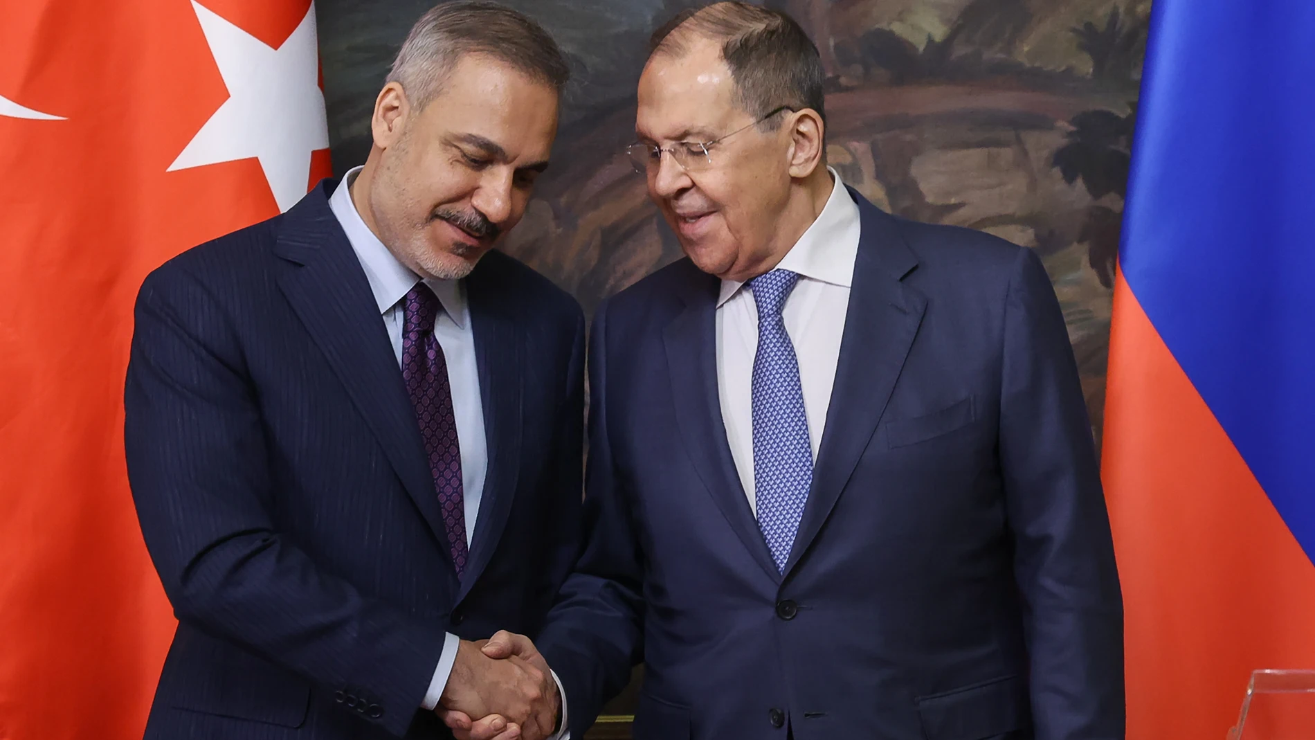 RUSSIA, MOSCOW - MAY 27, 2025: Turkey's Foreign Minister Hakan Fidan (L) and Russia's Foreign Minister Sergei Lavrov shake hands during a press conference following their talks at the Russian Foreign Ministry's Reception House Europa Press/Contacto/Sergei Fadeichev 27/05/2025 ONLY FOR USE IN SPAIN
