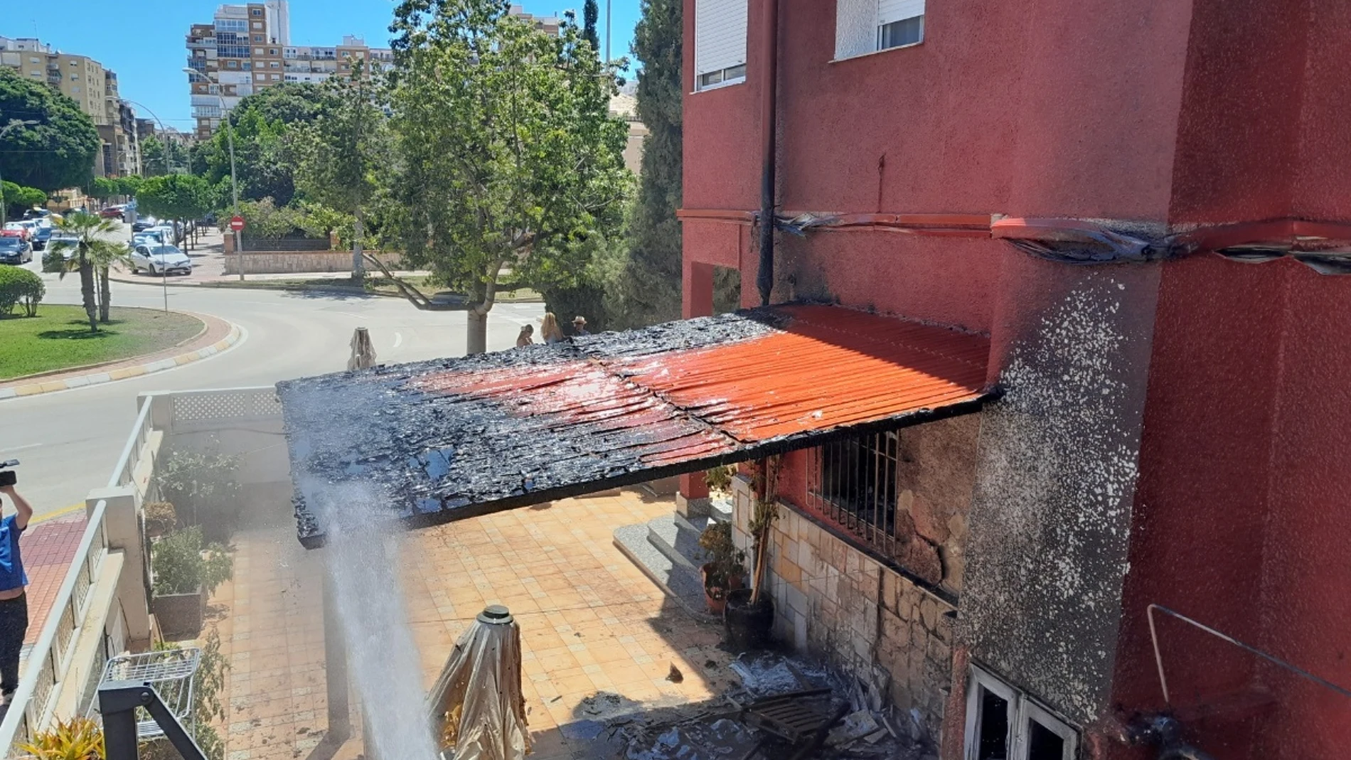 Incendio pérgola vivienda Ciudad Jardín REMITIDA / HANDOUT por BOMBEROS DEL AYUNTAMIENTO DE CARTAGENA Fotografía remitida a medios de comunicación exclusivamente para ilustrar la noticia a la que hace referencia la imagen, y citando la procedencia de la imagen en la firma 27/05/2025