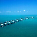 Conectando 44 islas en 180 km: así es la asombrosa autopista flotante que desafía al océano
