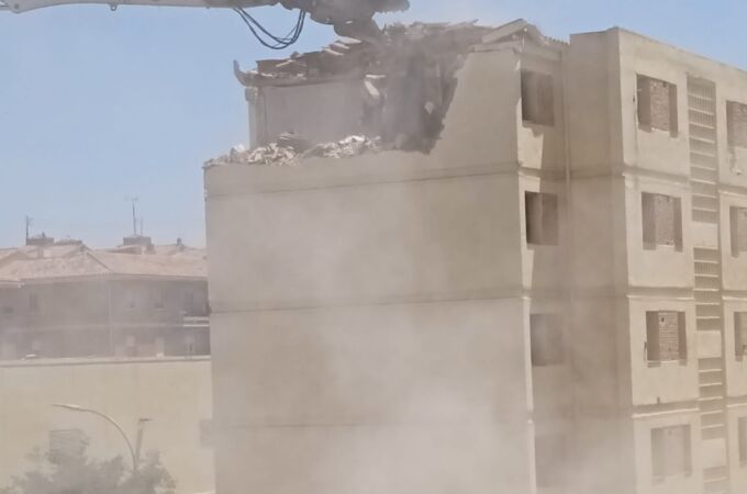 Primeros trabajos de demolición del Cuartel de la Guardia Civil de Toledo.