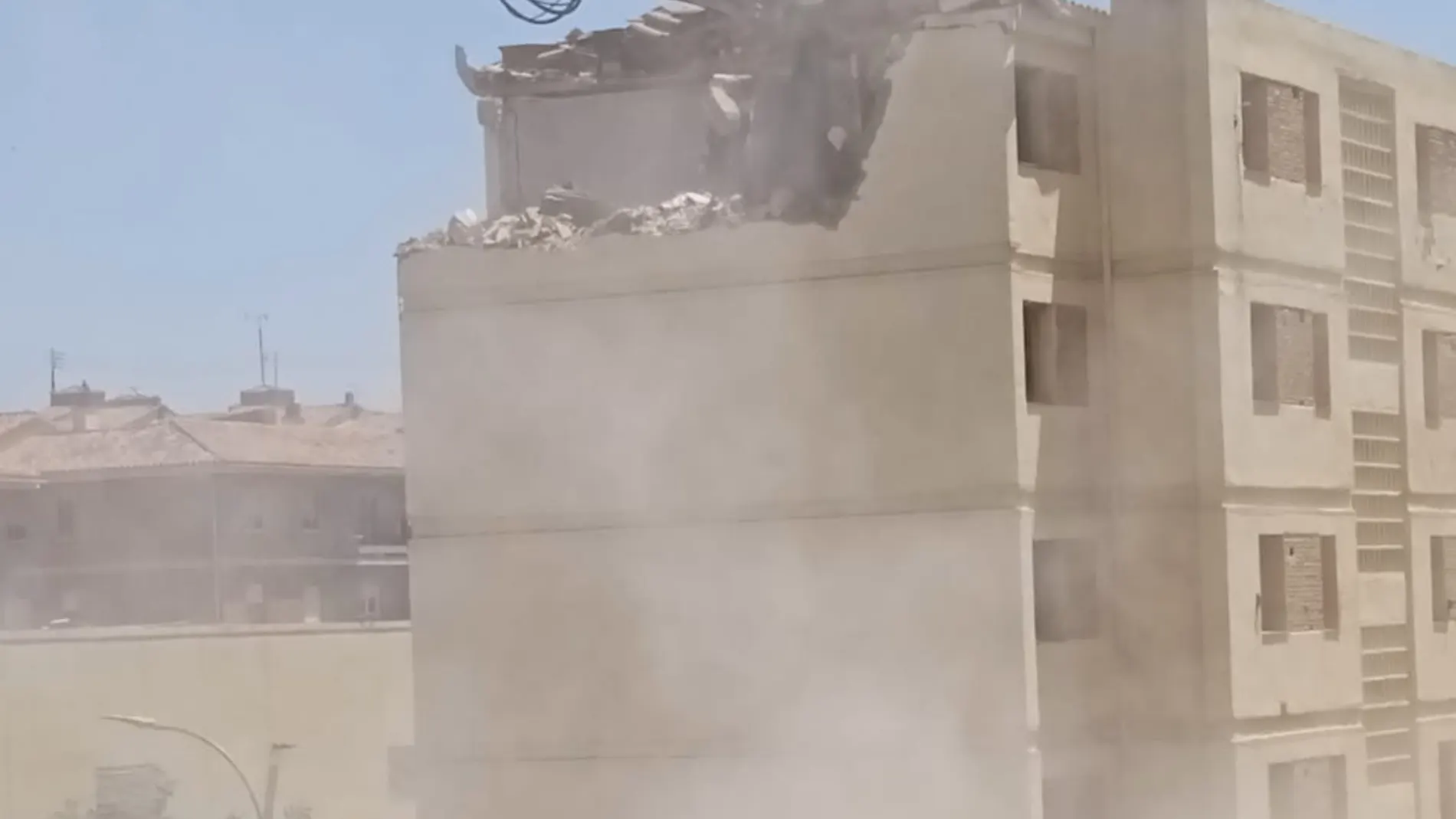 Primeros trabajos de demolición del Cuartel de la Guardia Civil de Toledo.
