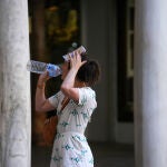 Una mujer bebiendo agua en Sevilla