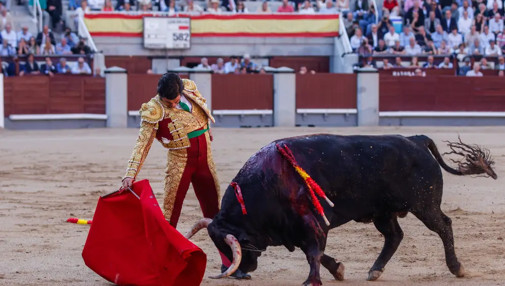 El diestro Morante de la Puebla da un pase
