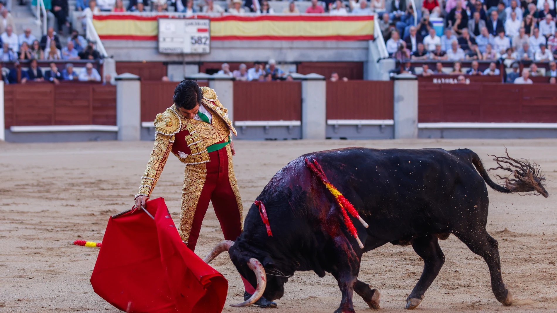 El diestro Morante de la Puebla da un pase