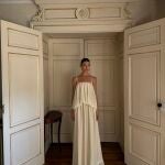 Influencer con vestido blanco.