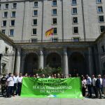 Miembros de la plataforma "Sí Almaraz, sí al futuro", a las puertas del Ministerio de Transición Ecológica y Reto Demográfico