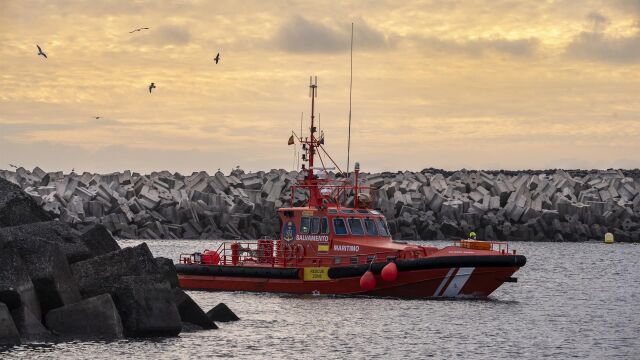 Tragedia en Canarias: vuelca un cayuco con más de un centenar de migrantes a bordo