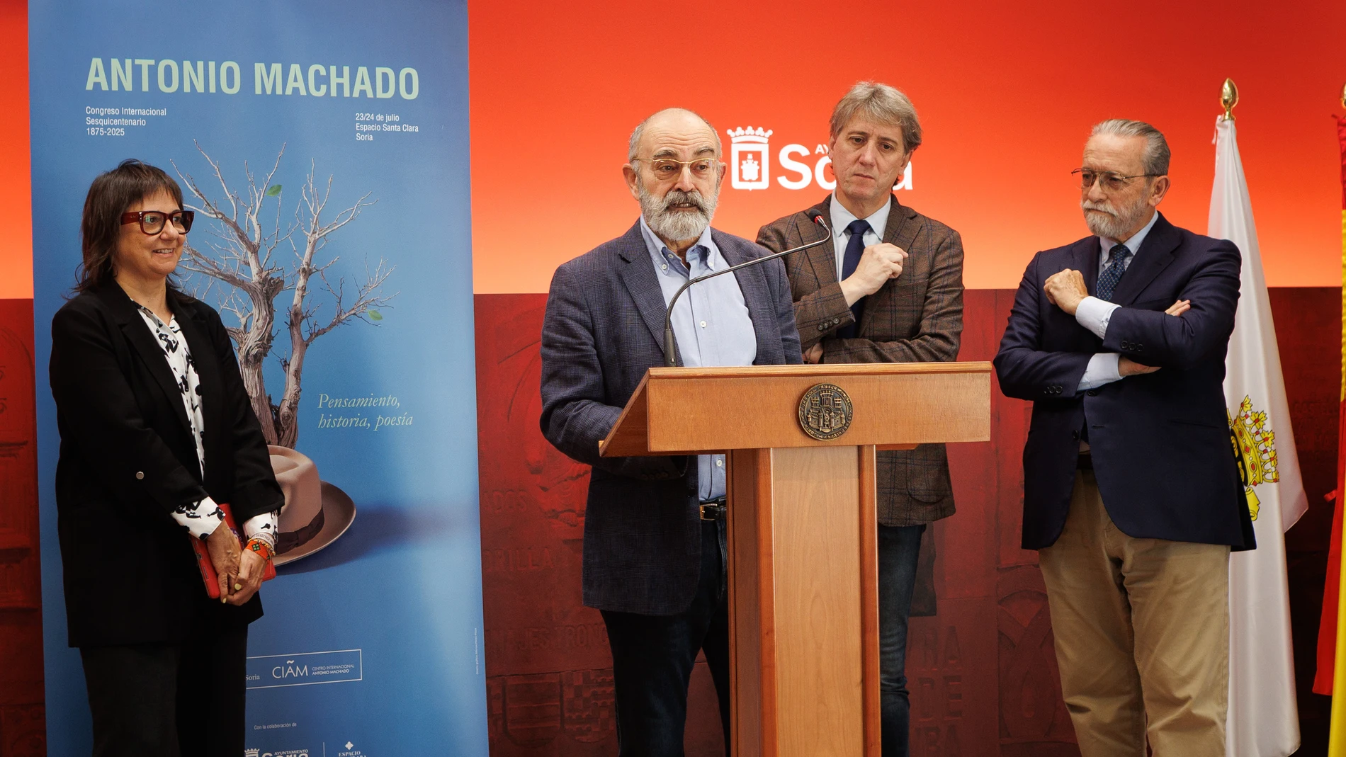 José Ángel González Sainz presenta este certamen junto a José Rodríguez Ponga y Carlos Martínez